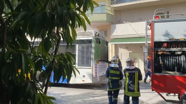 Χαμός στη Θεσσαλονίκη: Λαμπάδιασε εν κινήσει λεωφορείο του ΟΑΣΘ – Κινητοποίηση της Πυροσβεστικής (video)