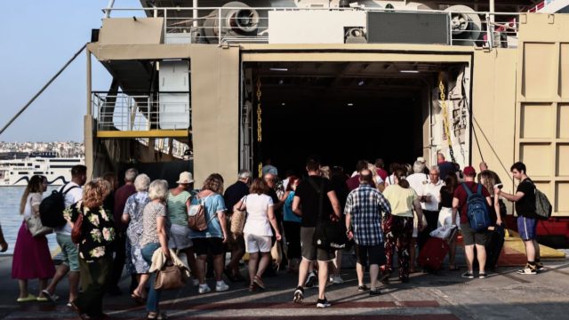 «Πήχτρα» το λιμάνι του Πειραιά: Το αδιαχώρητο από κόσμο που φεύγει διακοπές – Στο «κόκκινο» πολλοί δρόμοι (photo)