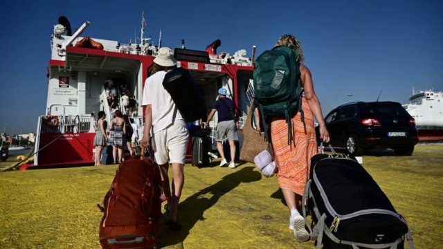 Η φωτογραφία της ημέρας: Κορυφώνεται η έξοδος των αδειούχων στο λιμάνι του Πειραιά