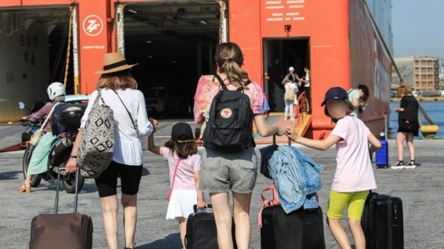 «Βουλιάζουν» τα πλοία στα λιμάνια – Μαζική έξοδος προς τα νησιά