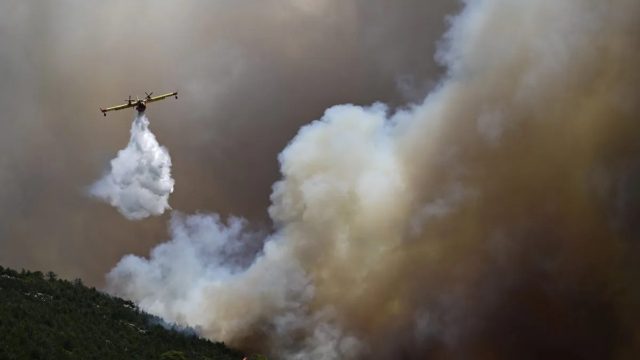 Φωτιά στο Λουτράκι: Νέες αναζωπυρώσεις σε Άγιο Χαράλαμπο και Πανόραμα – Το μέτωπο κατευθύνεται προς την εθνική οδό Αθηνών–Κορίνθου