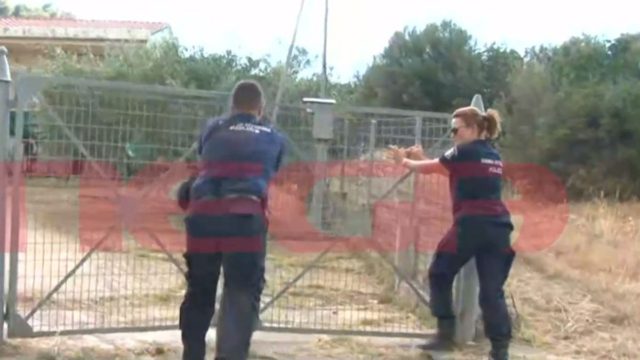 Φωτιά στη Μάνδρα: Αστυνομικοί σπάνε την καγκελόπορτα σπιτιού για να απεγκλωβίσουν ζώα –   Τα άφησαν κλειδωμένα να καούν (Video)