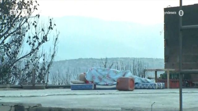 Εικόνα που “τσακίζει” καρδιές: Κάμερα κατέγραψε άνθρωπο να κοιμάται πάνω από το καμένο σπίτι του στη Μάνδρα (Video)