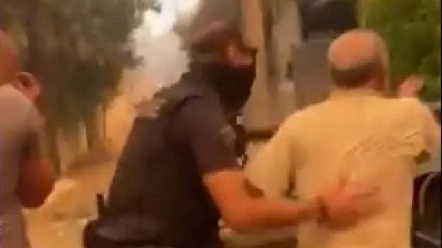 Φωτιά στη Μάνδρα: Δραματικές σκηνές απεγκλωβισμού κατοίκων από άνδρες της ΕΛ.ΑΣ (Video)