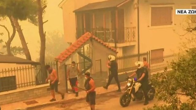 Φωτιά στη Μάνδρα: Πόρτα – πόρτα η εκκένωση των σπιτιών στη Νέα Ζωή από κατοίκους και αστυνομικούς (Video)