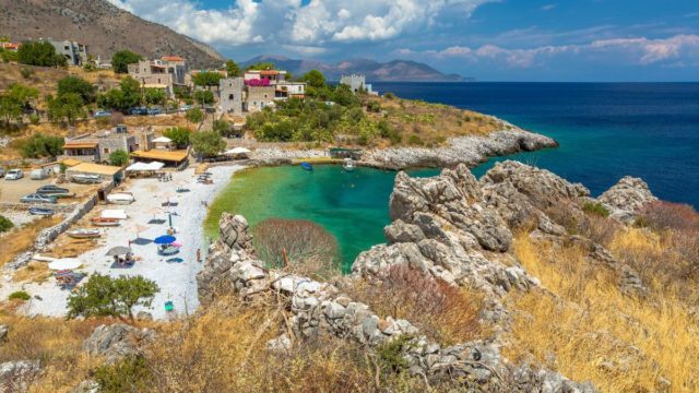 Θα πηγαίνεις κάθε καλοκαίρι: Το χωριό στην Πελοπόννησο με τις ήσυχες παραλίες που θυμίζει καρτ ποστάλ!
