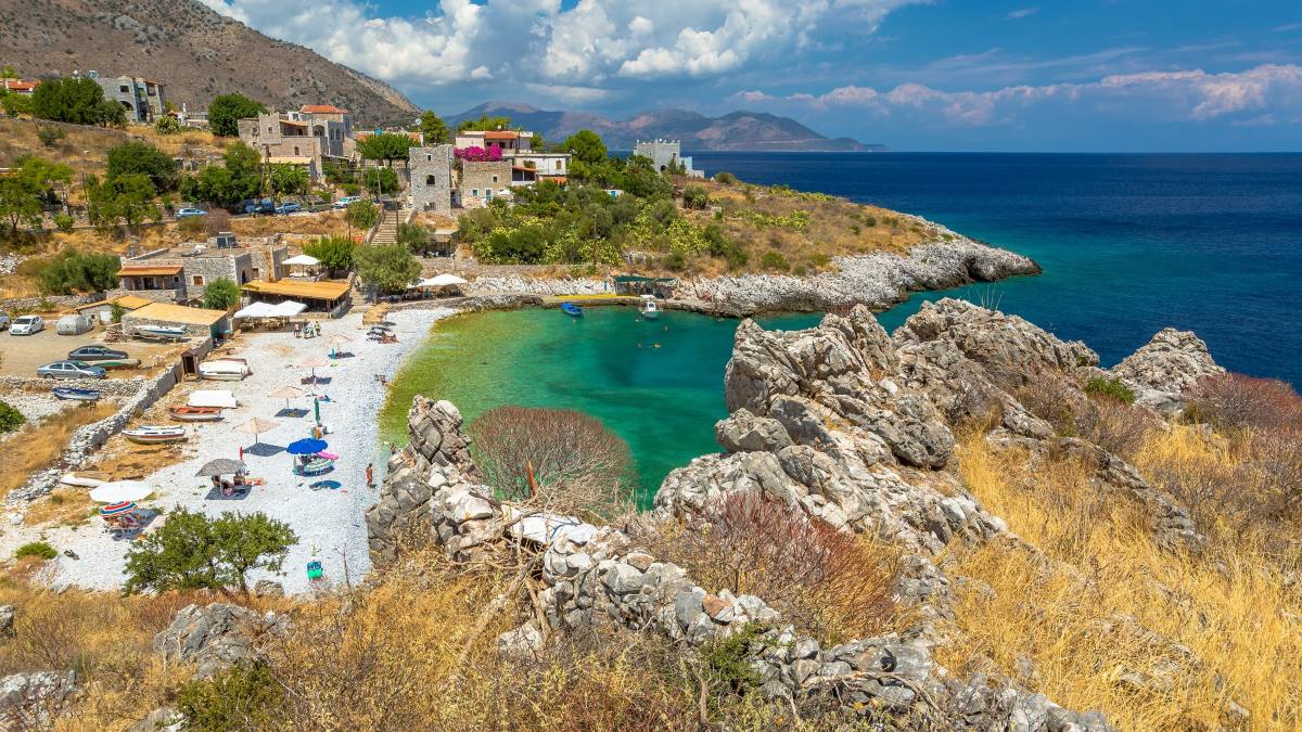 Θα πηγαίνεις κάθε καλοκαίρι: Το χωριό στην Πελοπόννησο με τις ήσυχες παραλίες που θυμίζει καρτ ποστάλ!