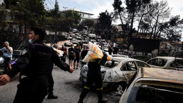 Κάτοικοι στο Μάτι ξεσπούν για μετά την εκκένωση 19.000 στη Ρόδο: Για εμάς δεν έγινε καμία επιχείρηση διάσωσης