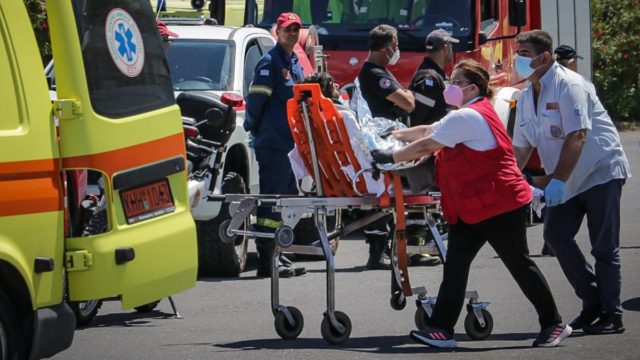 Θρίλερ στην Κατερίνη: Τουριστικό λεωφορείο συγκρούστηκε μετωπικά με Ι.Χ. – Χωρίς αισθήσεις οι οδηγοί