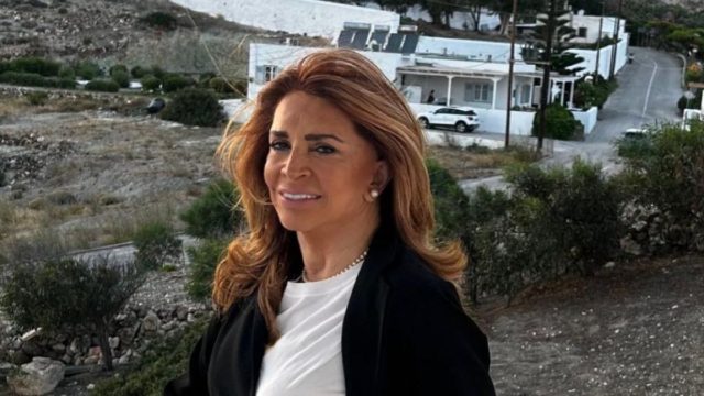Ξέγνοιαστες στιγμές στην Κίμωλο: Η Μιμή Ντενίση ποζάρει με μαγιό και τα παπούτσια στο χέρι