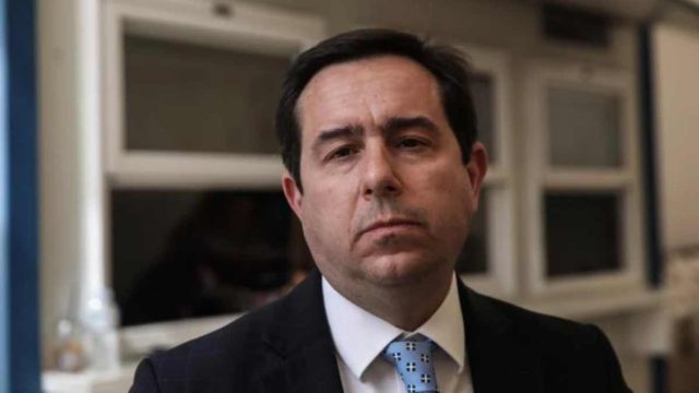 «Ήταν διακοπές στην Πάτμο, εντοπίστηκε σε σκάφος» – Το παρασκήνιο της παραίτησης Μηταράκη από υπουργός Προστασίας του Πολίτη