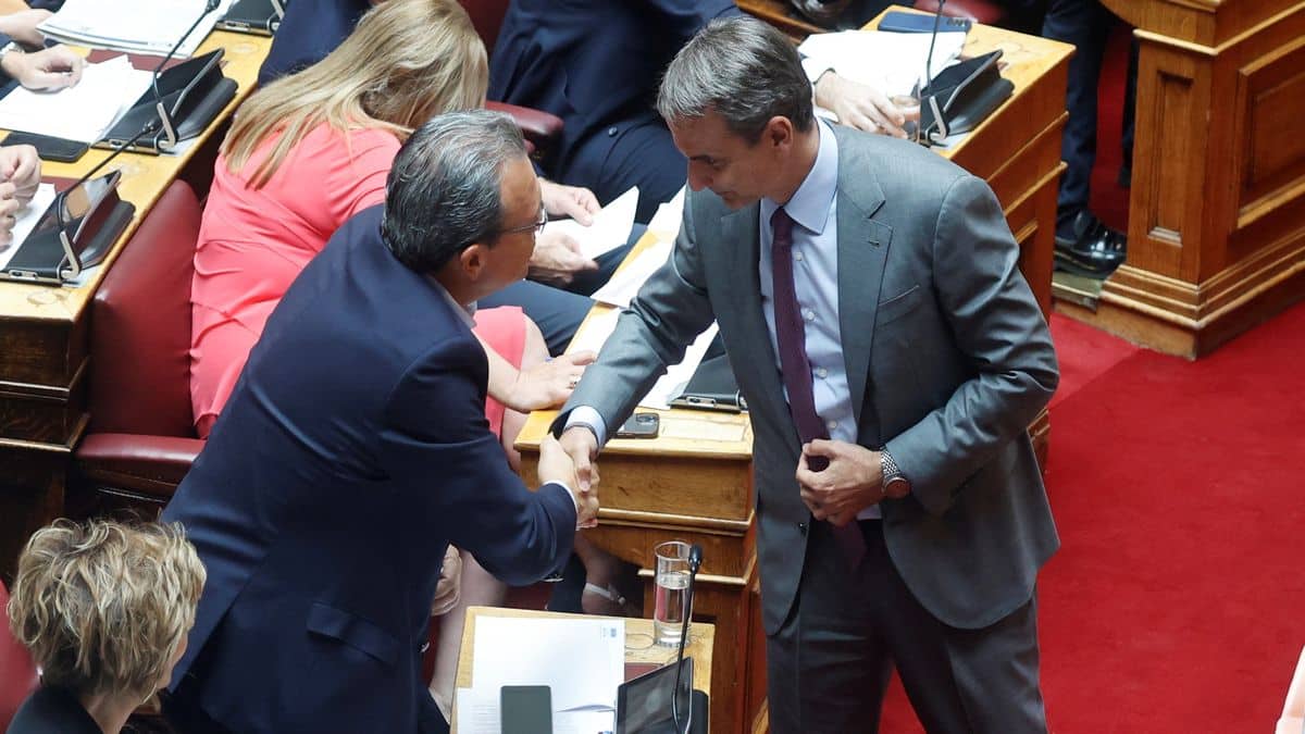 Βουλή: Θερμή χειραψία του Κυριάκου Μητσοτάκη με τον Σωκράτη Φάμελλο (εικόνες)