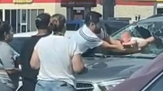Συγκλονιστικό βίντεο: Απελπισμένος πατέρας  σπάει το παρμπρίζ με λοστό για να σώσει το μωρό του από τον καύσωνα