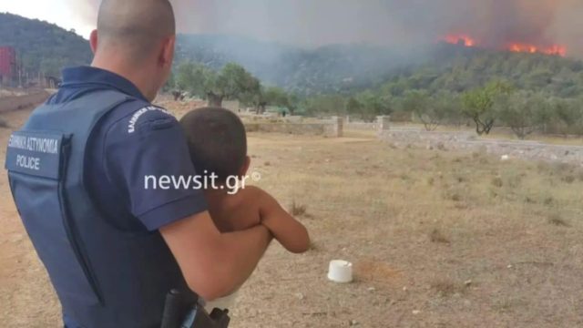 Σοκ στα Δερβενοχώρια: Αστυνομικός απομακρύνει μωρό από τις φλόγες στη Μάνδρα