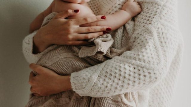 Μωράκι έμεινε μόνο του στο νοσοκομείο – Όταν το πλησίασε μια νοσοκόμα ενήργησε αμέσως