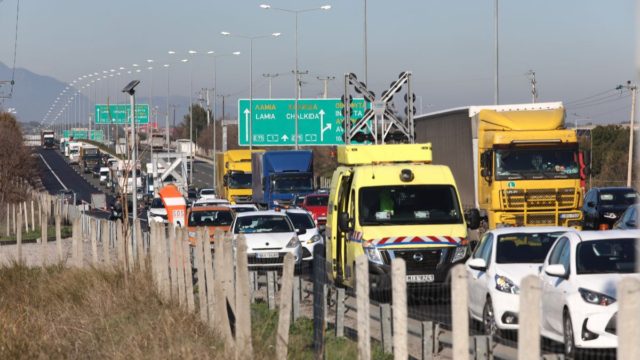 Κυκλοφοριακό κομφούζιο: Κολλημένα τα αυτοκίνητα στην Αττική Οδό μετά από ανατροπή φορτηγού