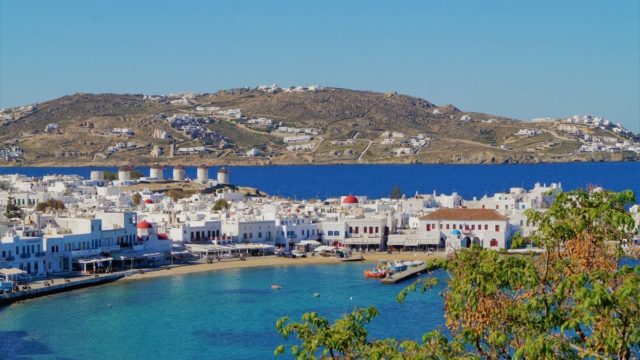 «Κι ο Άγιος φοβέρα θέλει»: Κατρακυλά ο τουρισμός στην Μύκονο και μειώνουν τρελά τιμές στα καταλύματα! Στο 90% η πτώση