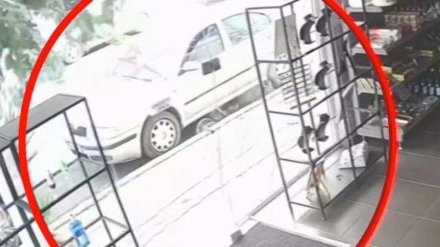 Φωτιά στη Νέα Αγχίαλο: Βίντεο ντοκουμέντο από τη στιγμή που το ωστικό κύμα της έκρηξης διαλύει την τζαμαρία καταστήματος