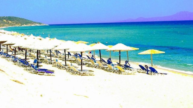 Αθάνατη Ελλαδάρα: «Δεν κάνεις μπάνιο αν δεν πληρώσεις, κατάντια» – Έκατσαν στην άκρη παραλίας γεμάτη ξαπλώστρες και τους έδιωξαν