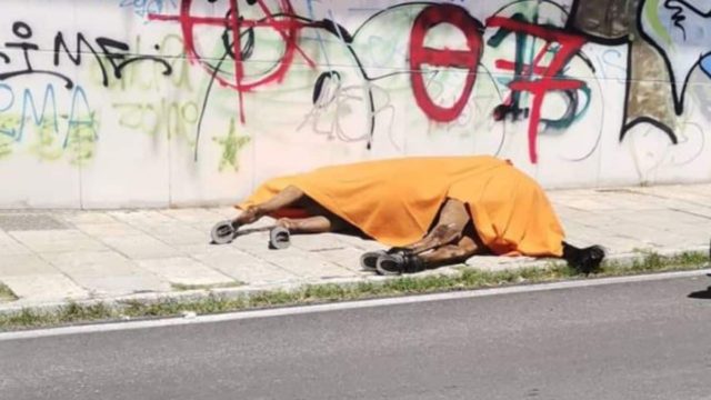 Γροθιά στο στομάχι: Άλογο που έσερνε τουριστική άμαξα ξεψύχησε στη μέση του δρόμου