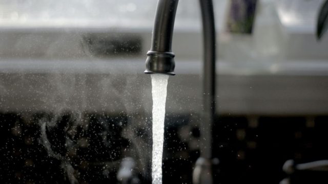 Νερό δηλητήριο στις ΗΠΑ: Οι μισοί Αμερικανοί πίνουν… χημικά!