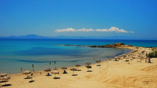 Φτάνουν με ελικόπτερο για 2 ώρες: Στην «Ψαρρού της Πελοποννήσου» κάθε μέρα που περνάει τα νερά γίνονται και πιο ζεστά!