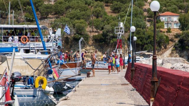 Το νησί ησυχαστήριο του Ιονίου: Φτάνεις σε 40′, με 3 ευρώ εισιτήριο και τρως, πίνεις και κοιμάσαι με ένα 20ευρο