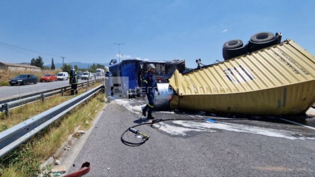 Σοκαριστικό τροχαίο στον Βόλο: Νταλίκα γύρισε τούμπα στην Εθνική Οδό – Επιχείρηση για τον απεγκλωβισμό του οδηγού (video)