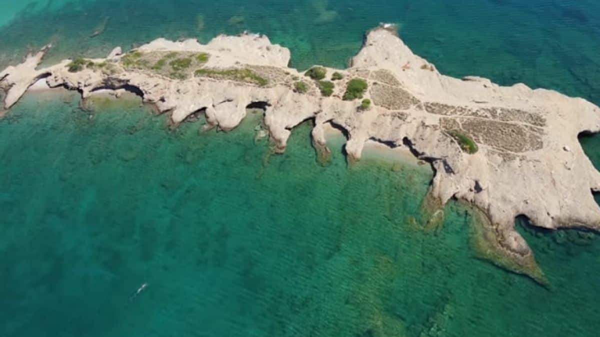 Μυστικός παράδεισος: To άγνωστο νησάκι που πας με τα πόδια και βρίσκεται μόλις 30 λεπτά από το κέντρο της Αθήνας