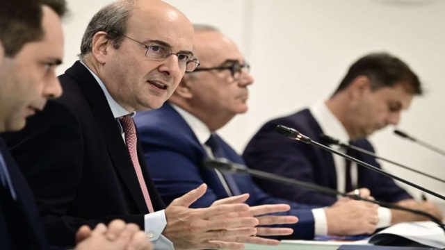 Οικονομικό νομοσχέδιο: Παρατείνεται για 3 μήνες το market pass! 70 ευρώ αύξηση σε όλους τους δημοσίους υπαλλήλους – Όλα τα νέα μέτρα για μισθούς, αφορολόγητο, εισοδήματα και ΕΝΦΙΑ (Video)