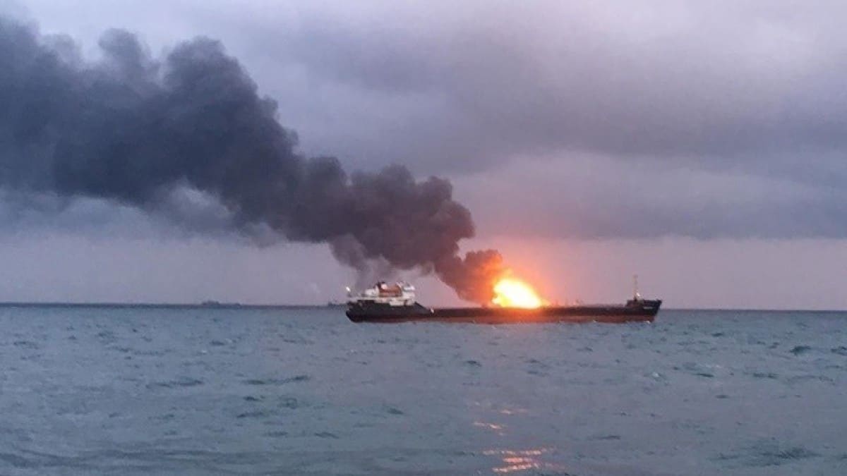 Ολλανδία: Φωτιά σε φορτηγό πλοίο που μεταφέρει 3.000 αυτοκίνητα – Τουλάχιστον 1 νεκρός