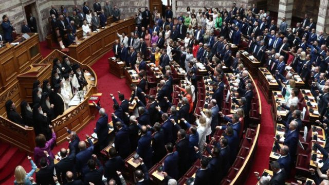 Η φωτογραφία της ημέρας: Και επίσημα… νέα εποχή στη Βουλή των Ελλήνων!