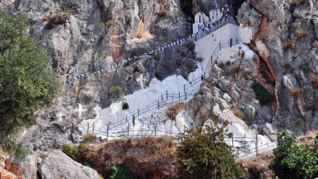 Επιβλητικό και μεγαλειώδες: Το εκκλησάκι που βρίσκεται σαν αετοφωλιά σε έναν απόκρημνο βράχο