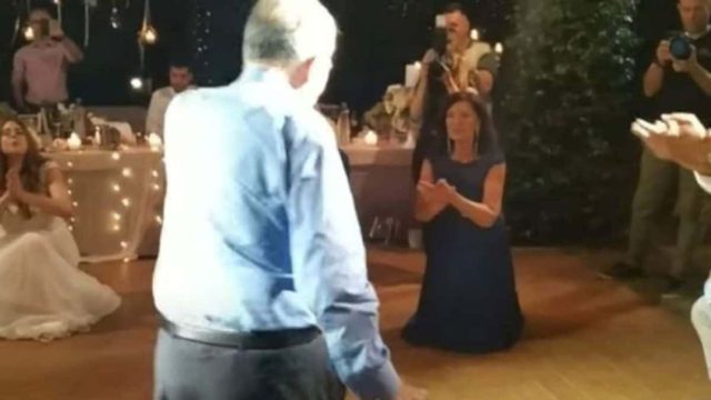93χρονος παππούς προκαλεί «παγωμάρα» στην πίστα: Χορεύει ζεϊμπέκικο και αφήνει άπαντες άφωνους (video)