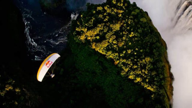 Tom de Dorlodot: Πετώντας στα πιο ονειρικά μέρη του κόσμου με paraglide