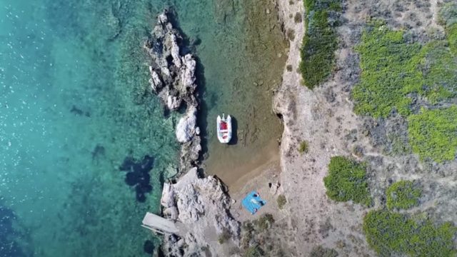 40’ από την Αθήνα, 5€ βενζίνη: Η κρυφή παραλία με το νησάκι- όνειρο για την πιο ήσυχη και οικονομική μονοήμερη (video)
