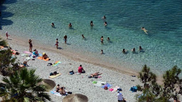 Παραλία «όαση»: Κρυστάλλινα νερά και παρθένα ομορφιά 2 ώρες από την Αθήνα