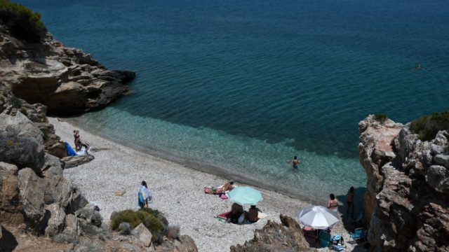 Θυμίζουν νησί: Οι 3 κρυμμένες παραλίες της Αττικής με λίγο κόσμο και καταγάλανα νερά
