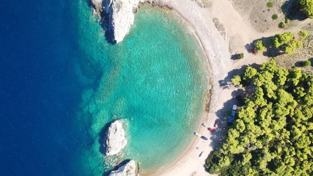 Μαγεία δύο σε ένα: Η «διπλή» παραλία με τα τιρκουάζ νερά 1,5 ώρα από την Αθήνα που θυμίζει κυκλαδίτικο σκηνικό