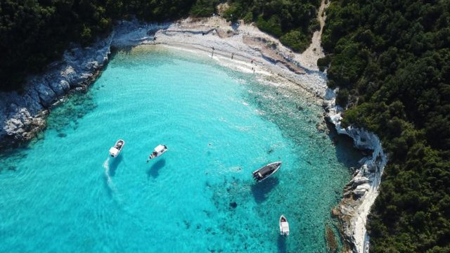 Βουτιά στην «Χαβάη» της Ελλάδας: Η μαγευτική παραλία της Ελλάδας με τα απόκοσμα νερά που μοιάζει σαν ψεύτικη (video)