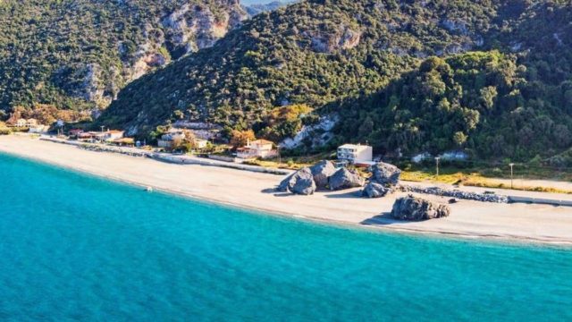 Ήλιος μόνο για 6 ώρες: Η άγρια παραλία με τα διαυγή νερά πισίνας που δεν χρειάζεσαι ομπρέλα!