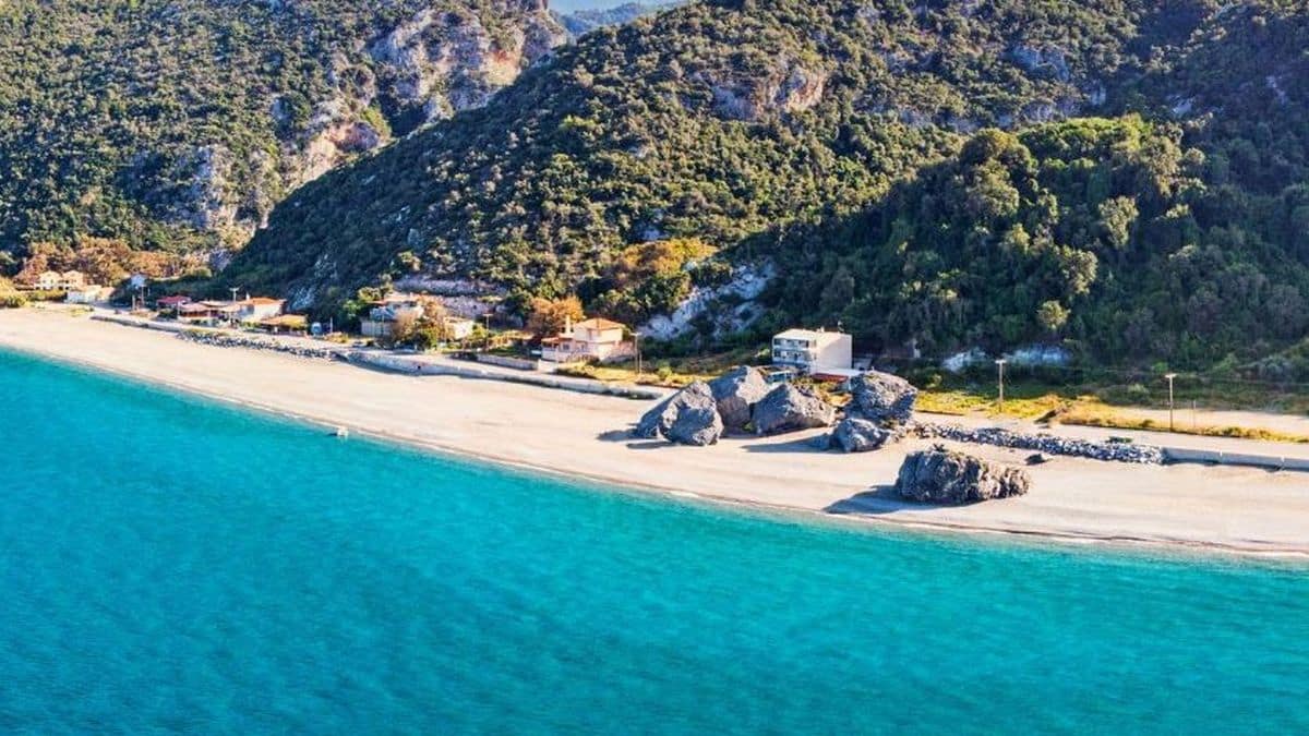 Ήλιος μόνο για 6 ώρες: Η άγρια παραλία με τα διαυγή νερά πισίνας που δεν χρειάζεσαι ομπρέλα!