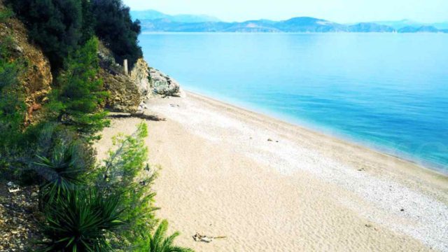 Εξωτική όαση: Η «κρυφή» παραλία με τα γαλαζοπράσινα νερά που γνωρίζουν ελάχιστοι – Απέχει 2 ώρες από την Αθήνα