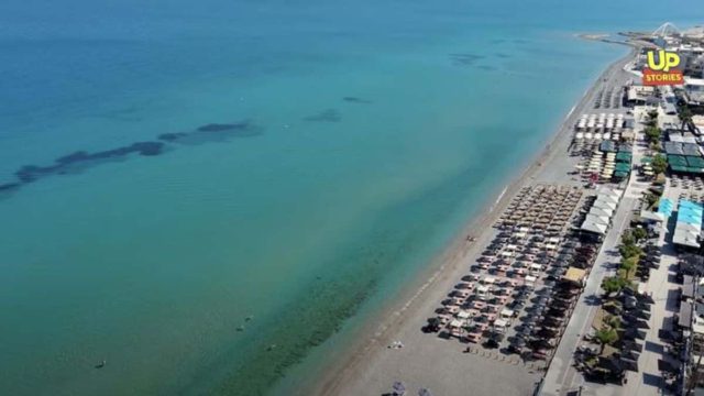 1 ώρα απ’ την Αθήνα, με 15€ βενζίνη: Η απέραντη παραλία με τα τιρκουάζ νερά που θυμίζει τη Λια της Μυκόνου