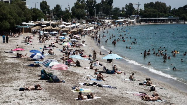 Κοσμοσυρροή από τα ξημερώματα στις παραλίες της Αττικής – Αναζητούν σανίδα «σωτηρίας» οι πολίτες ελέω καύσωνα (video)