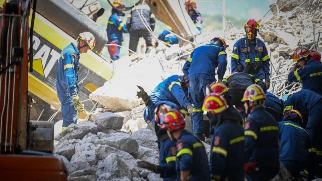 Υπάρχουν ζωντανοί κάτω από τα χαλάσματα στην Πάτρα; Μαρτυρίες ότι ακούγονται φωνές!