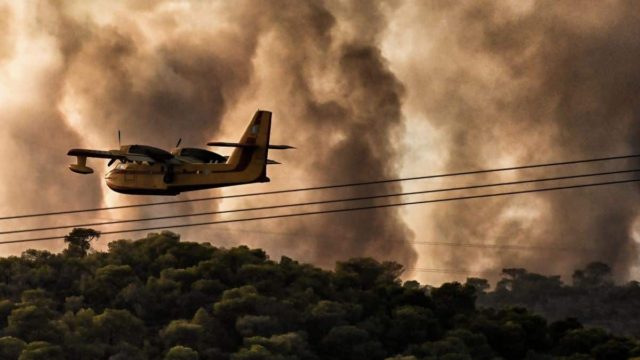 Παίρνει τραγικές διαστάσεις η πυρκαγιά στην Ρόδο – Εκκενώνονται 3 χώρια και ξενοδοχείο!