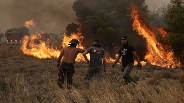 Πυρκαγιές: Νέο μήνυμα από το 112 για εκκένωση της Οινόης προς Ερυθρές – Μεγάλη «μάχη» με τις αναζωπυρώσεις ανάμεσα σε Μέγαρα και Μάνδρα – Η κατάσταση στα μέτωπα