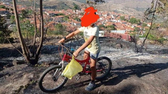 «Σας ευχαριστώ, σας έφερα λίγο νερό»: Άπαιχτος πιτσιρικάς έκανε 2 χλμ στον καύσωνα και συγκίνησε πυροσβέστες