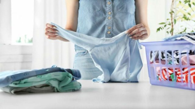 6+1 «άπιαστα» μυστικά για να βγαίνουν τα ρούχα από το πλυντήριο σαν σιδερωμένα